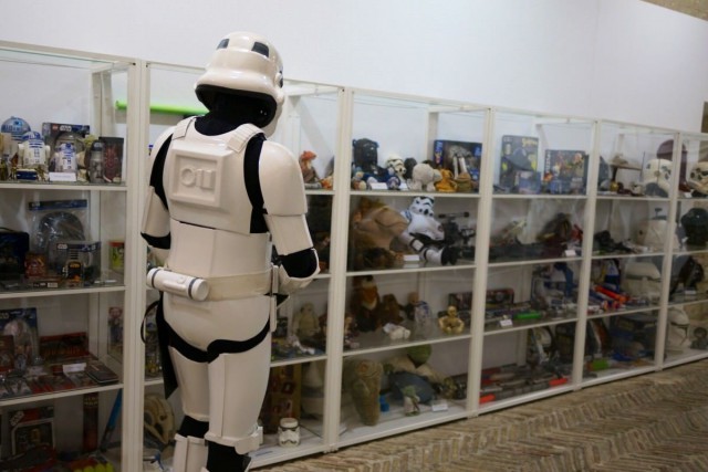 Un soldado de la Legión 501 visitando la exposición en el Castillo - © Luis Gilabert / Alicante Mag