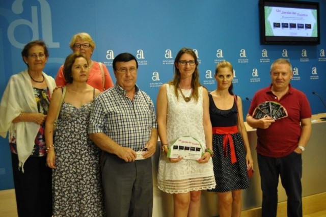 Ma Carmen de España en el centro, junto a miembros de compañías teatrales implicados en la iniciativa - © María Gilabert