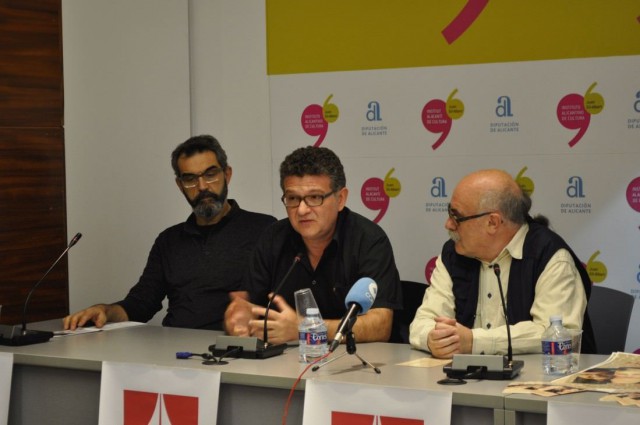 Carles Alberola, en el centro, en la rueda de prensa en la Casa Bardín - © María Gilabert / Alicante Mag