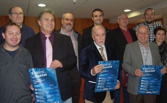 Participantes en la rueda de prensa, con Miguel Valor en el centro