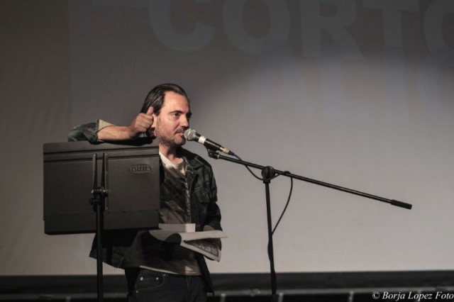 Fele Pastor presentando La Muestra de Cortometrajes Alicantinos - © Borja López