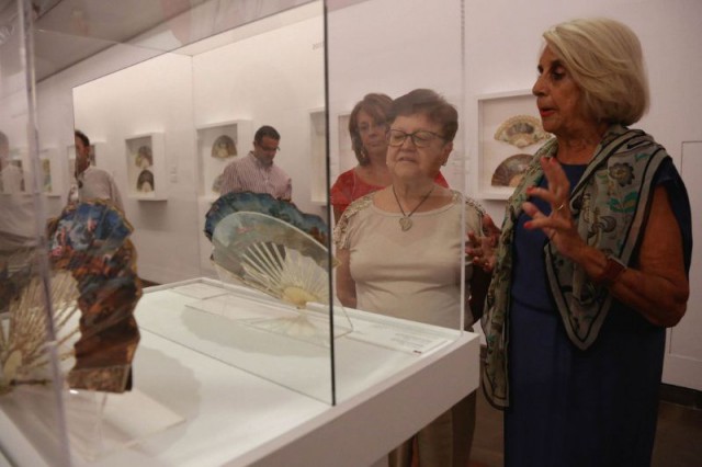 Luisa Pastor visita la exposición del MUBAG