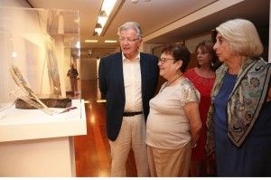 Luisa Pastor, en el centro, ante uno de los abanicos de la exposición del MUBAG El MUBAG recorre los diferentes estilos de abanicos desde el siglo XVIII hasta el XX en ARTE