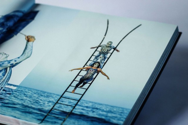 Interior del libro '20 años de Carros de Foc'