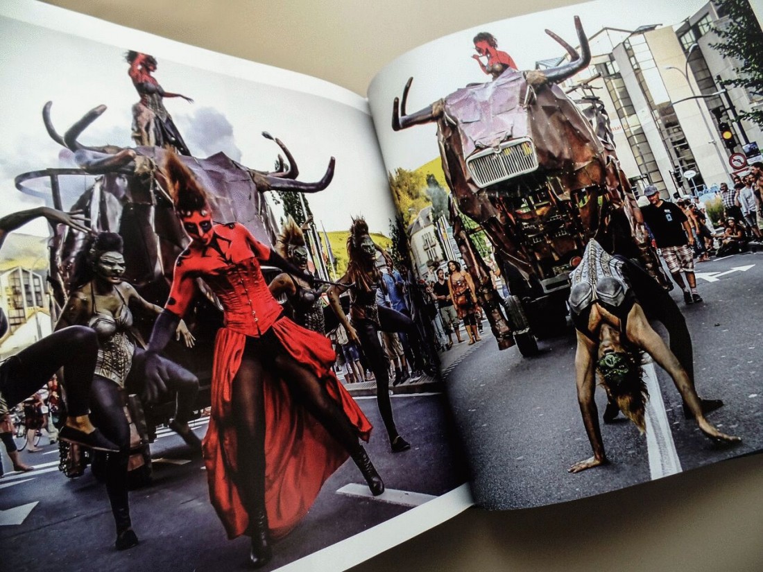 Espectáculos de la compañía Veinte años de historia de Carros de Foc, recogidos en un sensacional libro en LETRAS