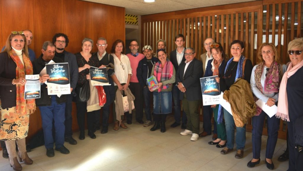 'El libro viajero' propicia la lectura de escritores alicantinos en LETRAS 