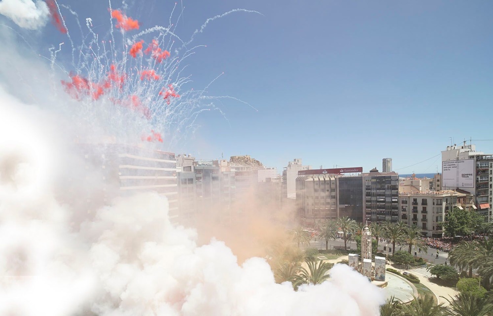 Amstel inaugura el calendario pirotécnico con una potente mascletà en AIRE LIBRE 