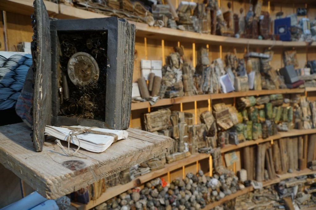José Antonio Portillo presenta una singular 'Biblioteca de cuerdas y nudos' en el Arniches en ESCENA