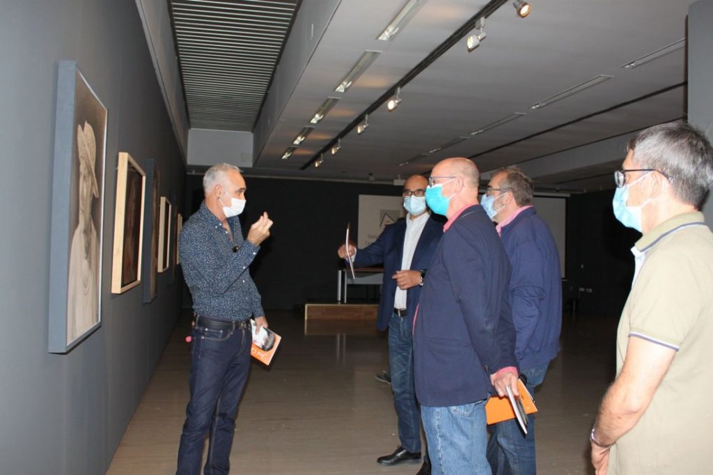 El pintor alicantino José Cerezo exhibe 'Retratos. Antológica' en el MUA en PINTURA 