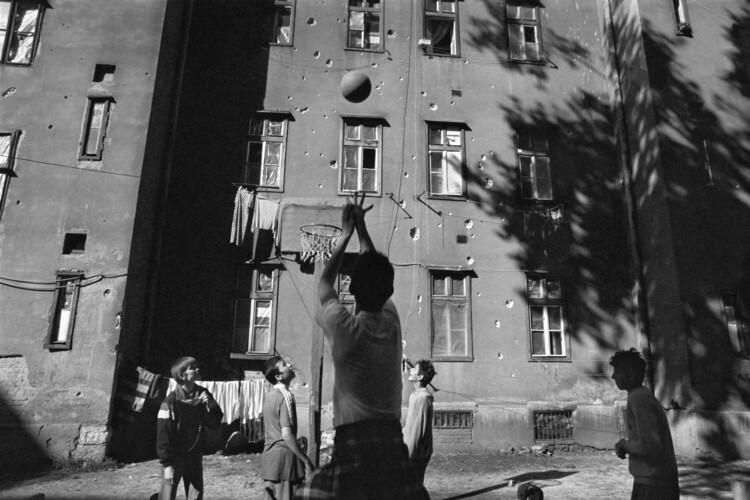 El fotorreportero Gervasio Sánchez presenta en Casa Mediterráneo el documental 'Álbum de posguerra', 25 años después del asedio a Sarajevo en CINE 