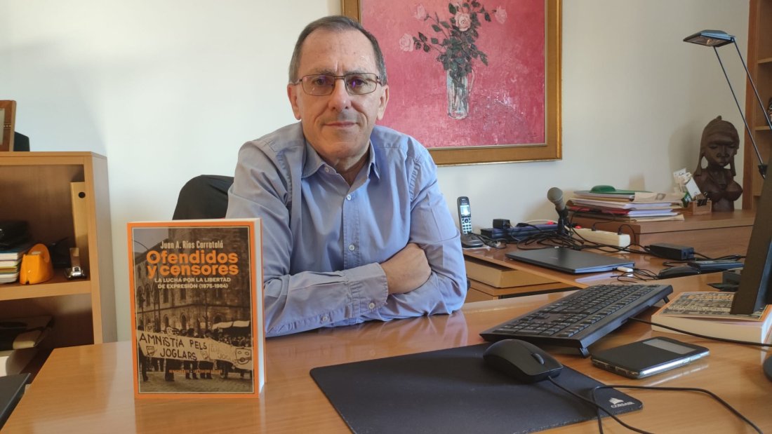 Juan Antonio Ríos con su libro 'Ofendidos y censores'