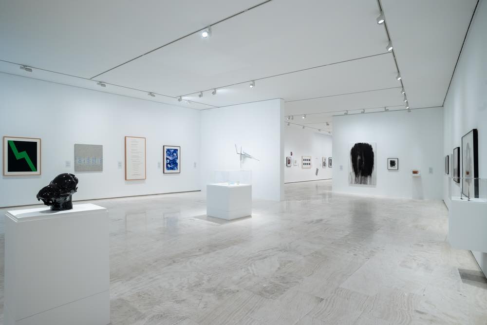 La exposición 'Moving Forward, Looking Back' de la colección Jenkins y Romero roza los 10.000 visitantes en el MACA en ARTE DESTACADOS 