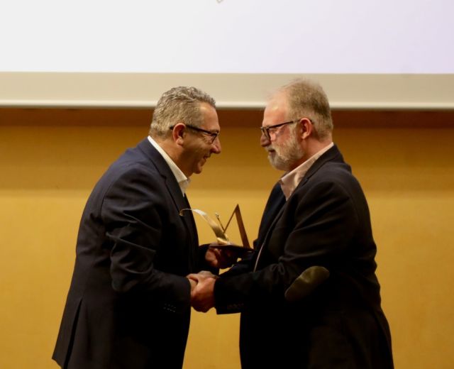 Mario Pérez Antolín recibe el premio literario