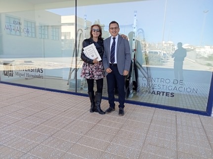 La profesora Pilar Viviente y el profesor Gaetano Malandrino en la entrada del CíA, Campus de Altea, Universidad Miguel Hernández. Fotografía: Conserjería.