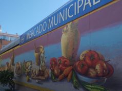 El Mercado de Babel se convierte en un escaparate artístico del producto local con un gran mural de kilómetro cero